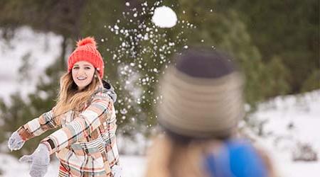 伊利诺伊大学的学生在雪地里玩耍.