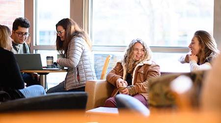 学生们在校园里在爱因斯坦兄弟咖啡馆喝咖啡