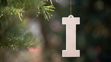在松树上刻上"I"作为节日礼物.